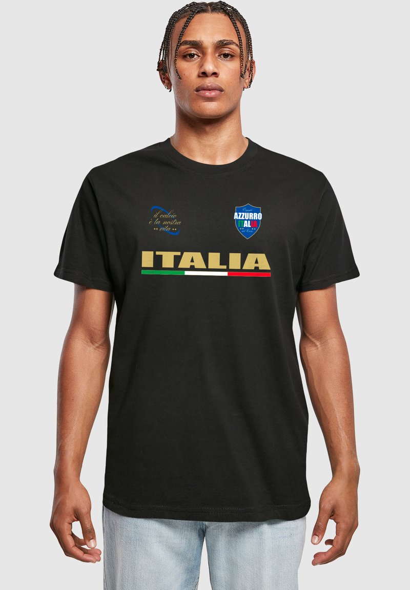 Sort bomulds T-shirt med teksten "ITALIA" i guld, grøn og rød. Inkluderer dekorative logoer og tekst i blå og hvid på brystet.