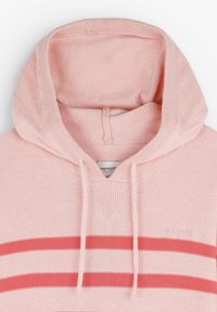 Haut de hoodie tricoté rose clair avec deux rayures horizontales rose foncé, cordons de serrage et logo brodé discret sur le côté droit de la poitrine.
