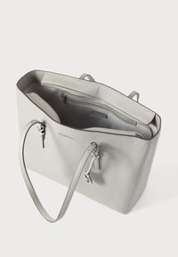 Τσάντα tote από γκρι δέρμα με διπλές λαβές, λεία υφή, ευρύχωρο εσωτερικό, τσέπη με φερμουάρ και διακριτική σήμανση στο μπροστινό μέρος.