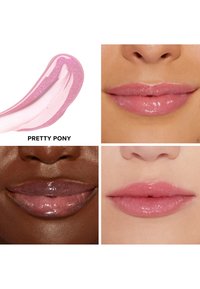 Lippgloss in einem hellrose Farbton mit Schimmer, auf drei verschiedenen Hauttönen aufgetragen, zeigt die glänzende Textur und subtile Pigmentierung.