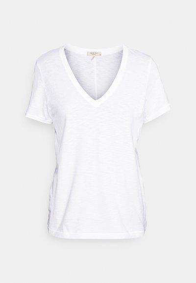 Λευκό T-shirt με κοντά μανίκια και V-λαιμόκοψη σε άνετη εφαρμογή σε ανοιχτό φόντο.