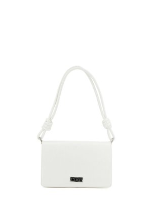 Borsa a mano rettangolare bianca con una corta tracolla annodata e una piccola targhetta rettangolare con logo argentata sul davanti.