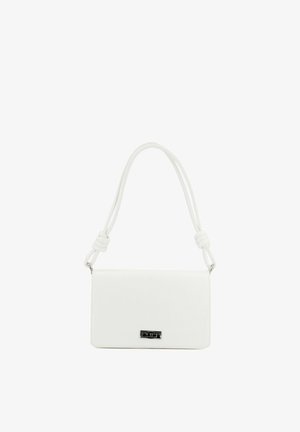 Borsa a mano rettangolare bianca con una corta tracolla annodata e una piccola targhetta rettangolare con logo argentata sul davanti.