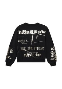 Czarna bluza z metaliczno-srebrnym nadrukiem i wzorami. Posiada ściągacze na mankietach i dekolcie. Zawiera motywacyjne frazy w różnych czcionkach.
