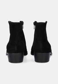 Botas de tobillo de ante negro con una textura suave, cremalleras laterales y tacones bajos apilados, que presentan un diseño moderno y limpio con una silueta simple.