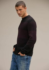 Pletený svetr s kulatým výstřihem. Tmavě fialový a černý pruhovaný vzor, žebrované manžety a strukturovaná tkanina. Klasicky kombinováno s modrými džíny.