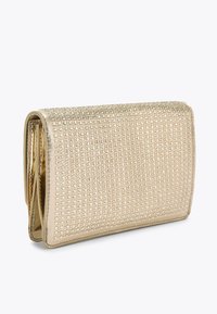 Clutch metallica dorata con superficie texturizzata, caratterizzata da piccoli motivi quadrati e una forma rettangolare strutturata. Fodera interna liscia.