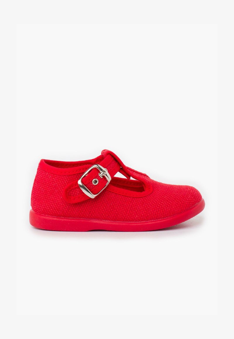 Rote Mary Jane-Schuhe mit einem strukturierten Textil-Obermaterial, verstellbarer silberner Schnalle und einer flachen Gummisohle. Besitzt ein Ausschnitt-Design an der Vorderseite.