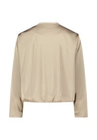 Giacca bomber in satin beige, maniche lunghe, design cropped, texture morbida, orlo elasticizzato, senza tasche, finitura liscia, stile minimalista.