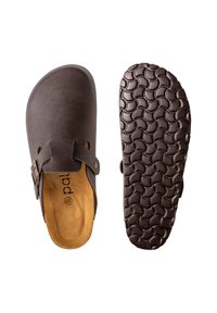 Braune Lederclogs mit verstellbarem Riemen, weicher Innenausstattung und strukturiertem schwarzen Gummisohle mit Wellenmuster.