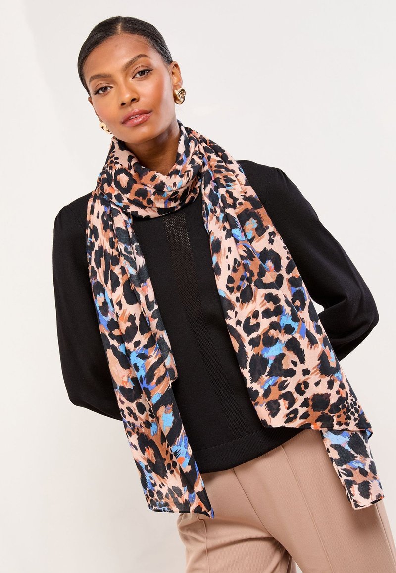 Halstørklæde med leopardprint i nuancer af orange, sort og blå, lavet af let, struktureret stof, draperet omkring halsen.