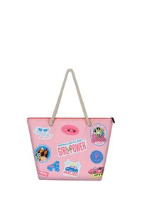 Bolso de mano rosa con asas de cuerda, que presenta varios adhesivos coloridos, incluyendo "Girl Power" y imágenes de Barbie, coches y gafas de sol.