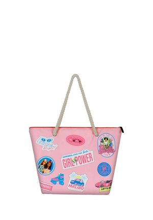 Bolso de mano rosa con asas de cuerda, que presenta varios adhesivos coloridos, incluyendo "Girl Power" y imágenes de Barbie, coches y gafas de sol.