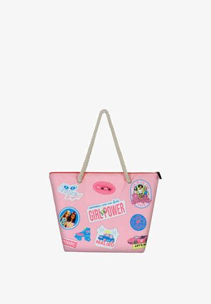 Bolso de mano rosa con asas de cuerda, que presenta varios adhesivos coloridos, incluyendo "Girl Power" y imágenes de Barbie, coches y gafas de sol.