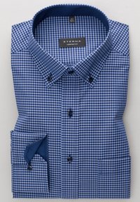 Chemise à carreaux bleus et blancs en tissu avec une coupe confortable, dotée de boutons, d'un col pointu et d'une poche poitrine.