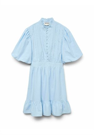 Šviesiai mėlyna suknelė su aukštu apykakle, trumpomis pūstomis rankovėmis, mygtukų priekine dalimi ir raukšlėtu pakraščiu. Apatinėje suknelės dalyje yra aklųjų detalių.