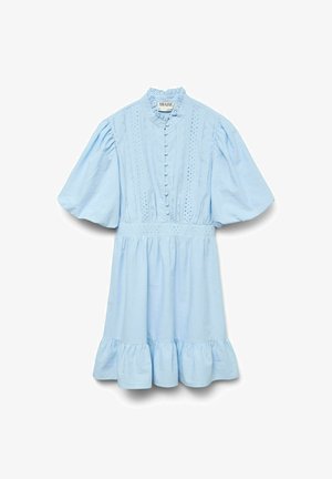 Világoskék ruha magas nyakkivágással, rövid puffos ujjal, gombos elejével és fodros szegéllyel. A felső részen szemkék mintázat található.