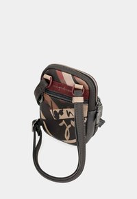 Borsa a tracolla texture che presenta un mix di motivi marroni e neri, una tasca con zip e una tracolla removibile. Hardware di accentuazione visibile.