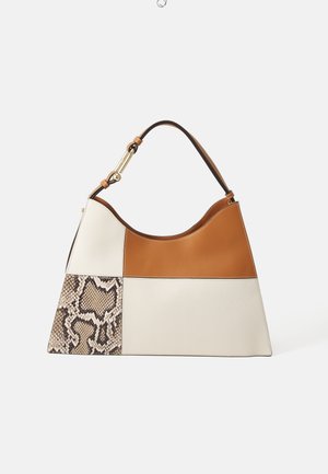 Sac en cuir avec un design en patchwork aux textures crème, marron et imprimé serpent, doté d'une bandoulière unique et d'accents en métal doré.