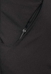 Schwarze Jacke mit einer Reißverschlusstasche, die ein elegantes Design, eine glatte Textur und eine sichtbare diagonale Naht auf dem Stoff aufweist.