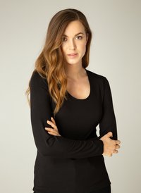 Zwarte top met lange mouwen en ronde hals, gemaakt van een gladde, rekbare stof, met aansluitende mouwen en een klassieke silhouet.