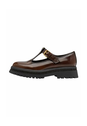 Chaussure Mary Jane en cuir verni marron avec une lanière en T et un détail de boucle dorée. Semelle épaisse noire texturée pour une meilleure adhérence.