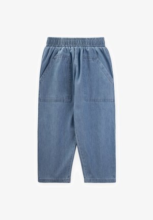 Svetlo modri denim hlače z elastičnim pasom, dvema sprednjima žepoma in ohlapnim krojem. Mehka tekstura in sproščen kroj.