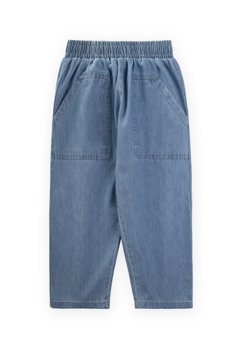 Svijetloplave traper hlače s elastičnim pojasom, dva prednja džepa i širokim krojem. Mekana tekstura i ležeran stil.