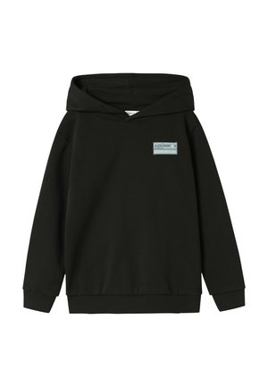 Sudadera con capucha negra hecha de material suave. Presenta un bolsillo frontal y una pequeña etiqueta con logotipo en azul claro en el pecho. Corte relajado.