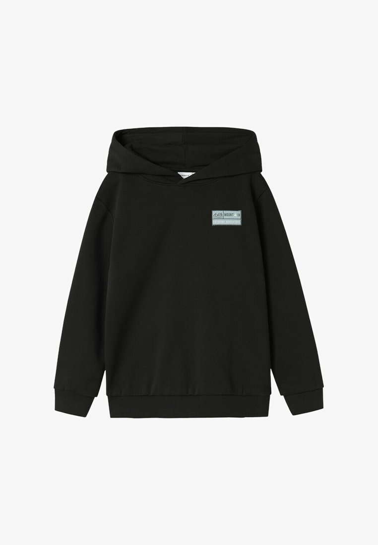 Sweatshirt à capuche noire en matériau doux. Il possède une poche avant et une petite étiquette logo bleu clair sur la poitrine. Coupe décontractée.
