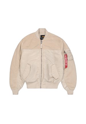 Bomber de color beige con parte superior de forro polar suave, secciones inferiores lisas, dos bolsillos frontales, puños acanalados y una etiqueta roja en la manga izquierda.