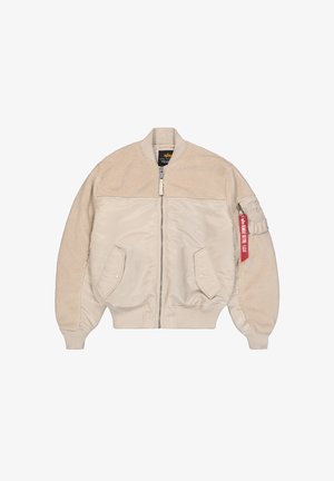 Bež bomber jakna z mehkimi flis zgornjimi deli, gladkimi spodnjimi deli, dvema sprednjima žepoma, rebrastimi manšetami in rdečim oznako na levem rokavu.