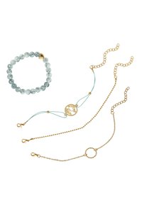 Set di tre bracciali: uno con catena in tono oro e accenti circolari, uno in tono oro con un medaglione decorativo, uno bracciale in elastico con perle di marmo.