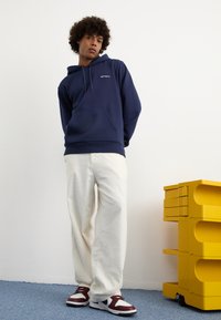 Carhartt WIP HOODED SCRIPT EMBROIDERY - Jersey con capucha - blue/white