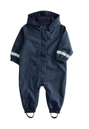 Mørkeblå vandtæt babydragt i ét stykke med hætte, trykknapper foran, elastiske manchetter, reflekterende armstriber og fodstropper.