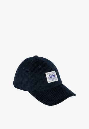 Granatowa czapka z kordurowego materiału z wygięnym daszkiem, z prostokątną etykietą, na której widnieje napis "Lee WORKWEAR" w niebieskim kolorze na białym tle.