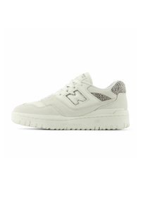 Weiße Wildledersneaker mit strukturiertem Tiermotivakzent an der Ferse, runder Zehenpartie und dicke Gummisohle mit sichtbarem Profil.