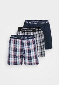 Tre par bukser med varierte rutemønstre i blått, rødt og svart. Elastisk linning med "JACK & JONES"-logo. Mykt bomullsmateriale.