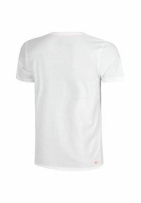 Camiseta blanca de manga corta con cuello redondo, textura suave y un pequeño logo rojo en la parte baja de la espalda. Diseño simple y básico.