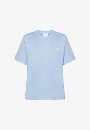 Hellblaues Baumwoll-T-Shirt mit lockerem Schnitt, kurzen Ärmeln, Rundhalsausschnitt und kleinem weißem Logoaufdruck auf der linken Brustseite.