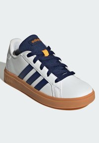 adidas Sportswear GRAND COURT 2.0 - Training shoe - cloud white dark blue gum