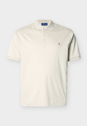 Beige kortermet polotrøye med krage, treknappers stolpe og liten brodert hest-logo på venstre bryst.