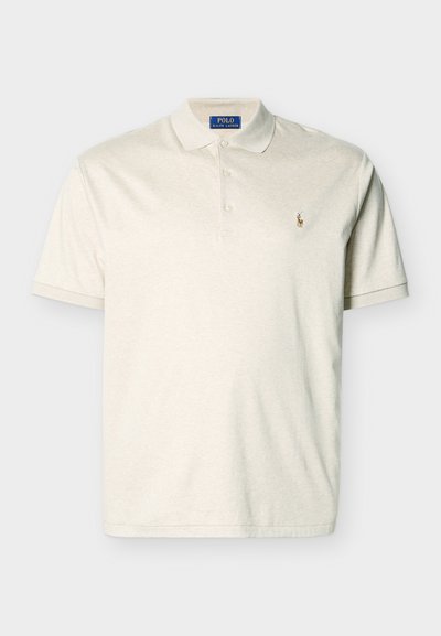 Μπεζ κοντομάνικη πόλο μπλούζα με γιακά, πατιλέτα με τρία κουμπιά και μικρό κεντημένο λογότυπο αλόγου στο αριστερό στήθος.