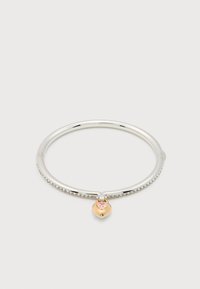 Ασημένιο βραχιόλι με μικρές διάφανες πέτρες στη στεφάνη και χρυσή καρδιά ως γούρι, με ροζ πολύτιμο λίθο στο κέντρο.