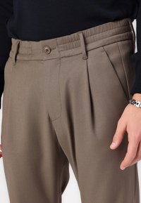 DRYKORN CHASY - Chinos tipa bikses - nougat