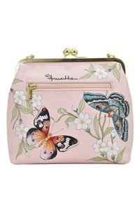 Roze leren clutch met bloem- en vlinderontwerpen. Voorzien van een goudkleurige sluiting en een achterste ritsvak, met gedetailleerde kunstwerken.