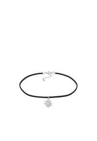Svart choker-halsband gjort av mjukt tyg, med en silverfärgad solformad berlock i mitten, justerbar metallspänne med kedja.