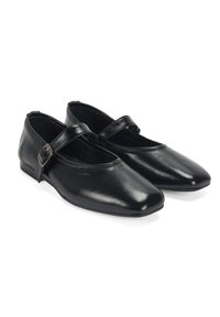 Schwarze Leder-Ballettflats mit einer spitzen Zehe, Knöchelriemen und einer kleinen Schnallendetail. Glatte Textur mit minimalistischem Design.
