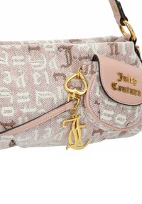 Borsa a mano rosa con texture, motivo logo bianco e marrone, dettagli in oro, chiusura a forma di cuore e piccola tasca con patta con marchio.