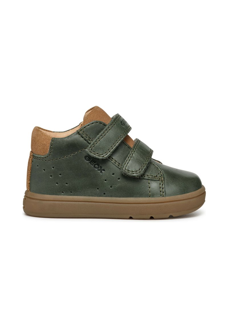 Scarpe alte in pelle verde con accenti in camoscio color tan, dotate di due cinturini in velcro e forature sui lati per la traspirabilità.
